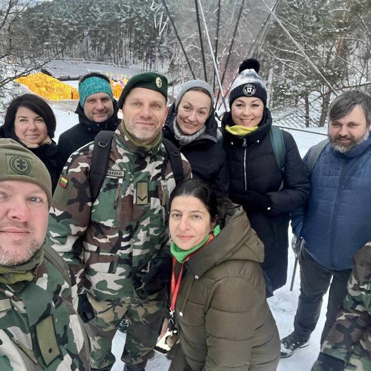 Šauliai ir civiliai daro asmenukę ant Stalo kalno.