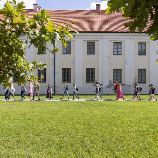 Ekskursijos dalyviai keliauja per Mindaugo skverą.