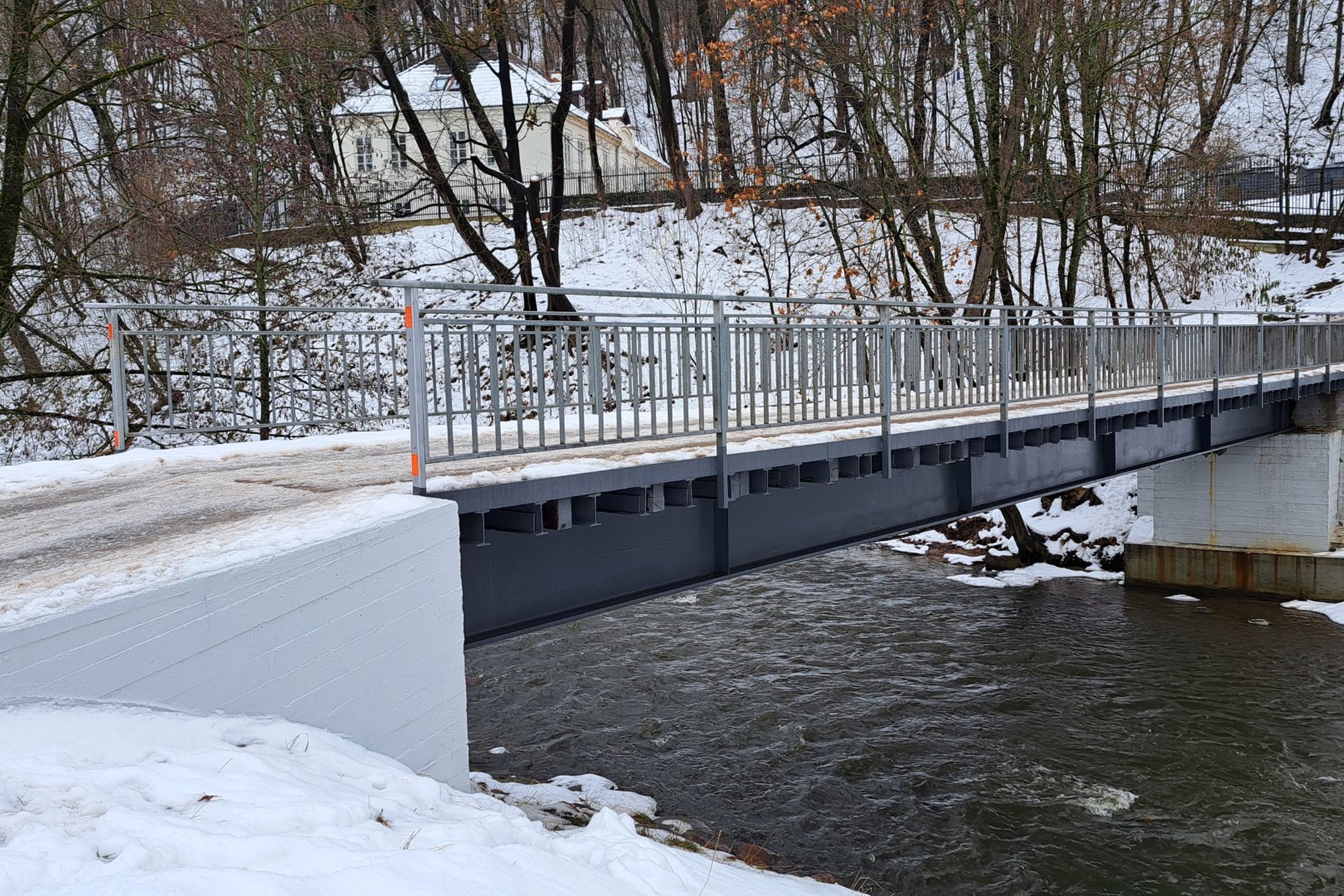 Gruodžio 13 dieną tiltas per Vilnios upę vėl kaip naujas - naujai perdažytos jo betoninės atramos.