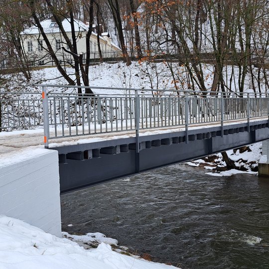 Gruodžio 13 dieną tiltas per Vilnios upę vėl kaip naujas - naujai perdažytos jo betoninės atramos.