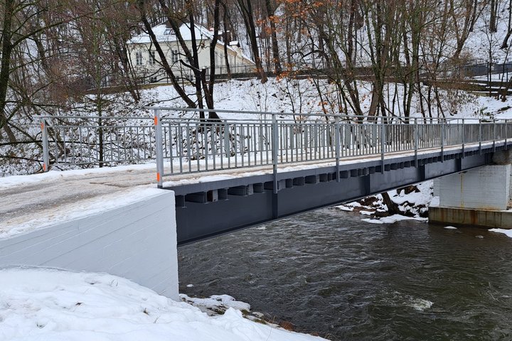 Gruodžio 13 dieną tiltas per Vilnios upę vėl kaip naujas - naujai perdažytos jo betoninės atramos.