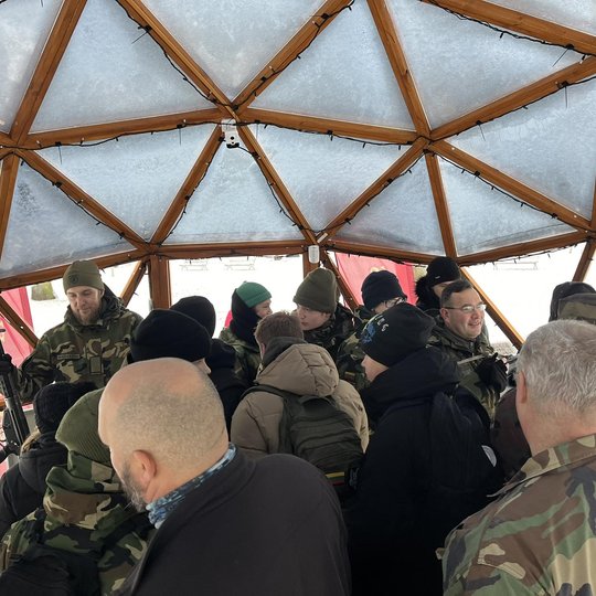 Kupolas, pilnas šaulių ir civilių.