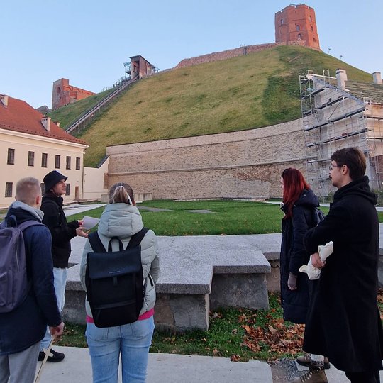 Gidas pasakoja apie Gedimino bokštą ir apie Šventos Onos ir Barboros bažnyčias.