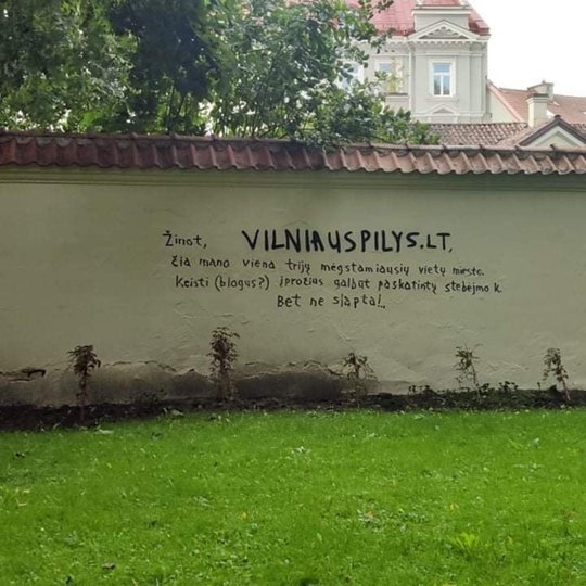 Siena, ant kurios užrašyta įdomi žinutė.