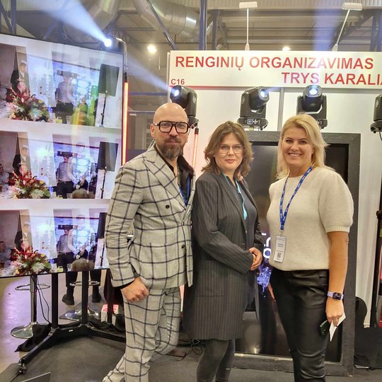 Vilniaus pilių atstovė su garsiais renginių organizatoriais ir vedėjais Evento 23 renginyje.