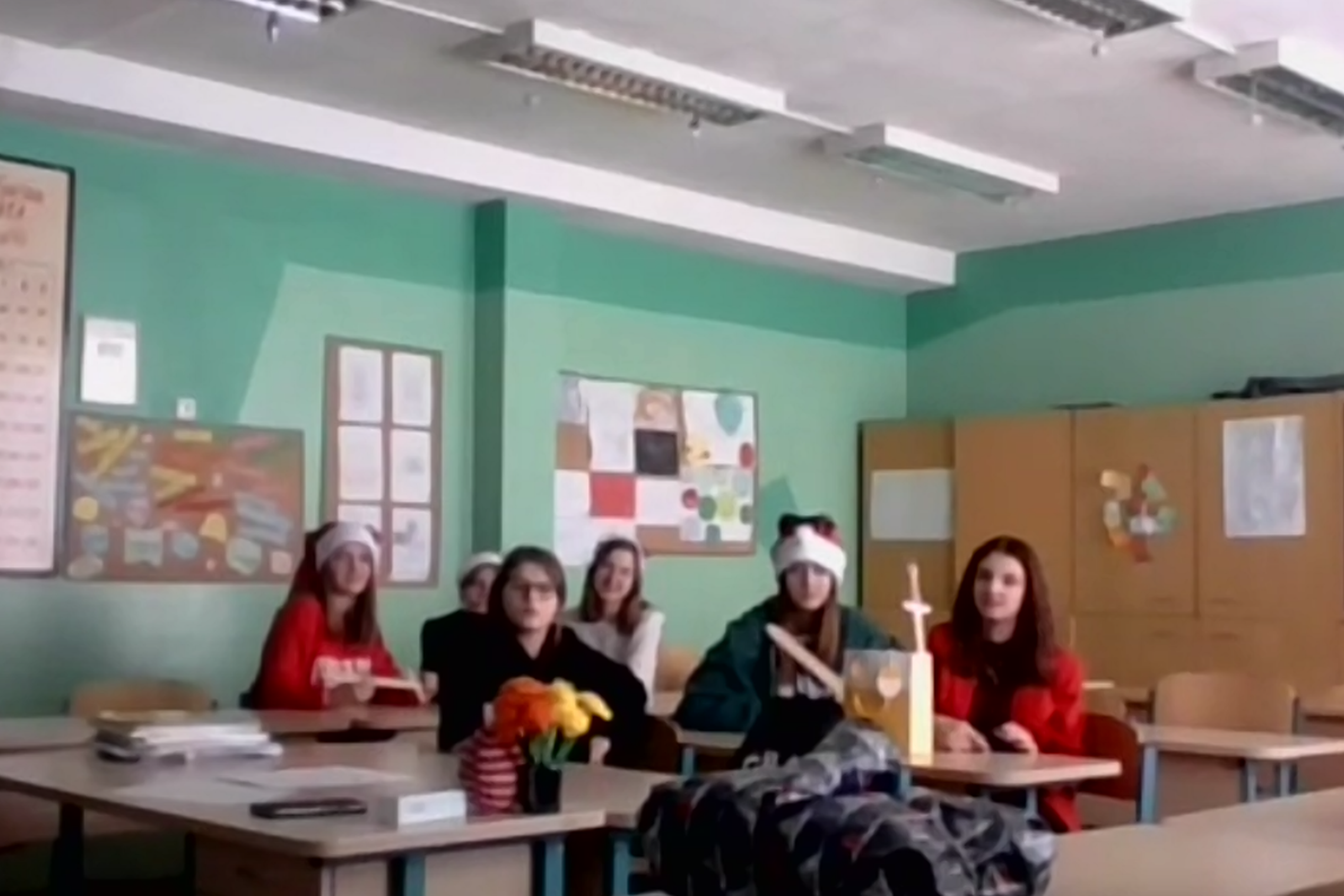 Krokialaukio Tomo Noraus-Naruševičiaus gimnazijos aštuntokai klausosi edukacijos apie riterius klasėje.