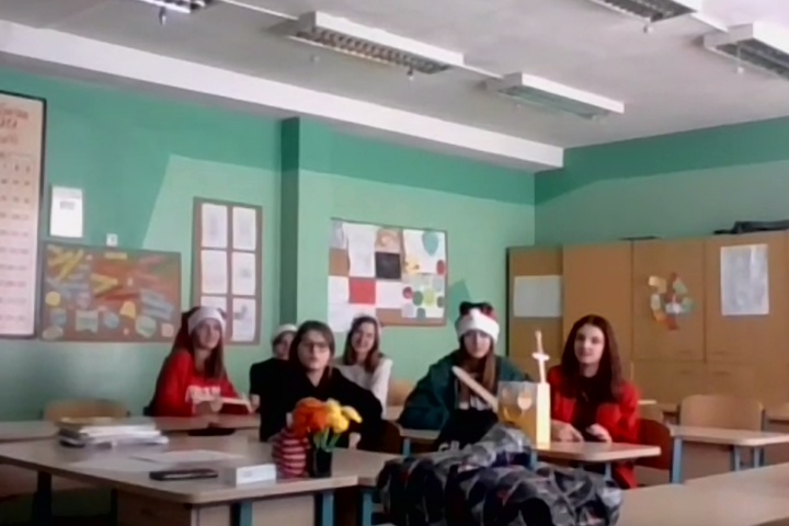 Krokialaukio Tomo Noraus-Naruševičiaus gimnazijos aštuntokai klausosi edukacijos apie riterius klasėje.