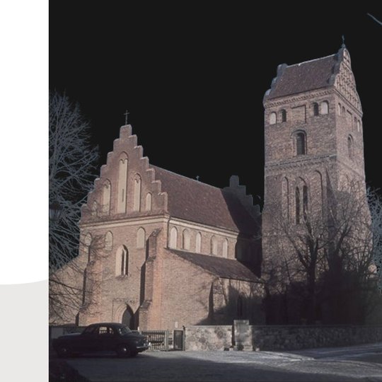kairėje - valstietė moteris, laikanti Lenkijos vėliavą. Dešinėje - Bernardinų bažnyčia.