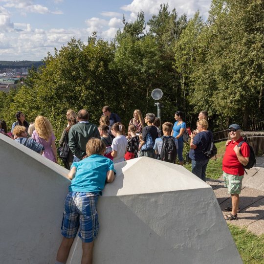 Jaunesniesiems ekskursantams nebuvo lengva - vienas iš vaikų pasirėmė į Trijų kryžių paminklą.