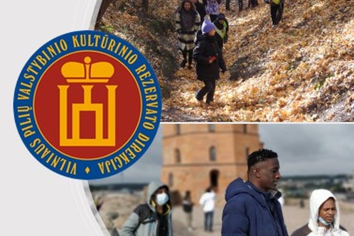 Vilniaus pilių rezervato logotipas ir dvi nuotraukos. Viršutinėje žmonės lipa Didžiąja Griova, apatinėje turistai ant Aukštutinės pilies aištelės.