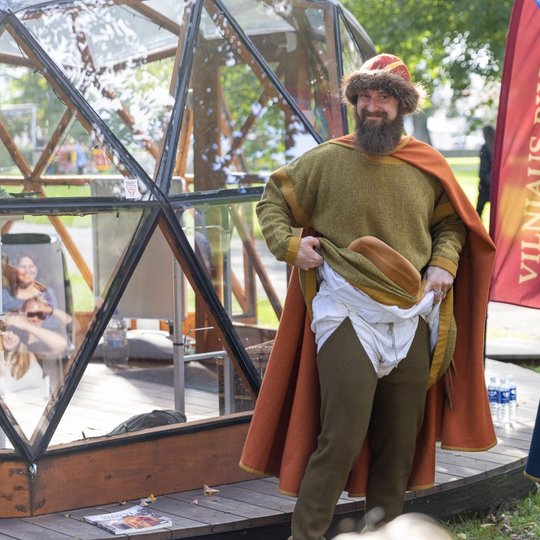 Vienas iš didikų demonstruoja savo apatinius rūbus - tai irgi svarbi kostiumo dalis.
