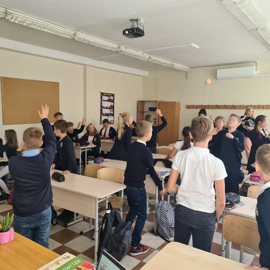 Klasėje penktokai. Visi mokiniai smagiai leidžia laiką, klasėje triukšminga. Tik keli vaikai ramiai sėdi savo vietose ir kalbasi. Visi kiti atsistoję mėtosi mažu kamuoliuku.