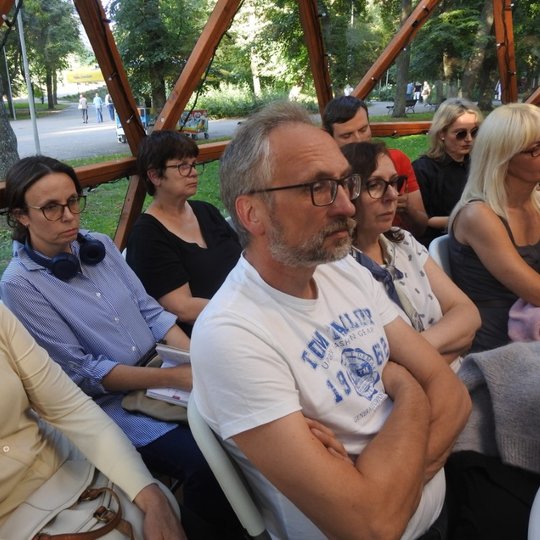 Pilių kupolo lankytojai klausosi lektoriaus Rowello paskaitos.