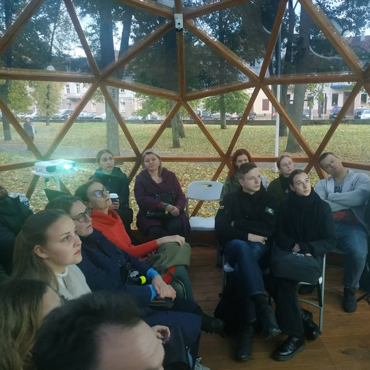 Paskaitos dalyviai Vilniaus pilių kupole susidomėję klausosi.