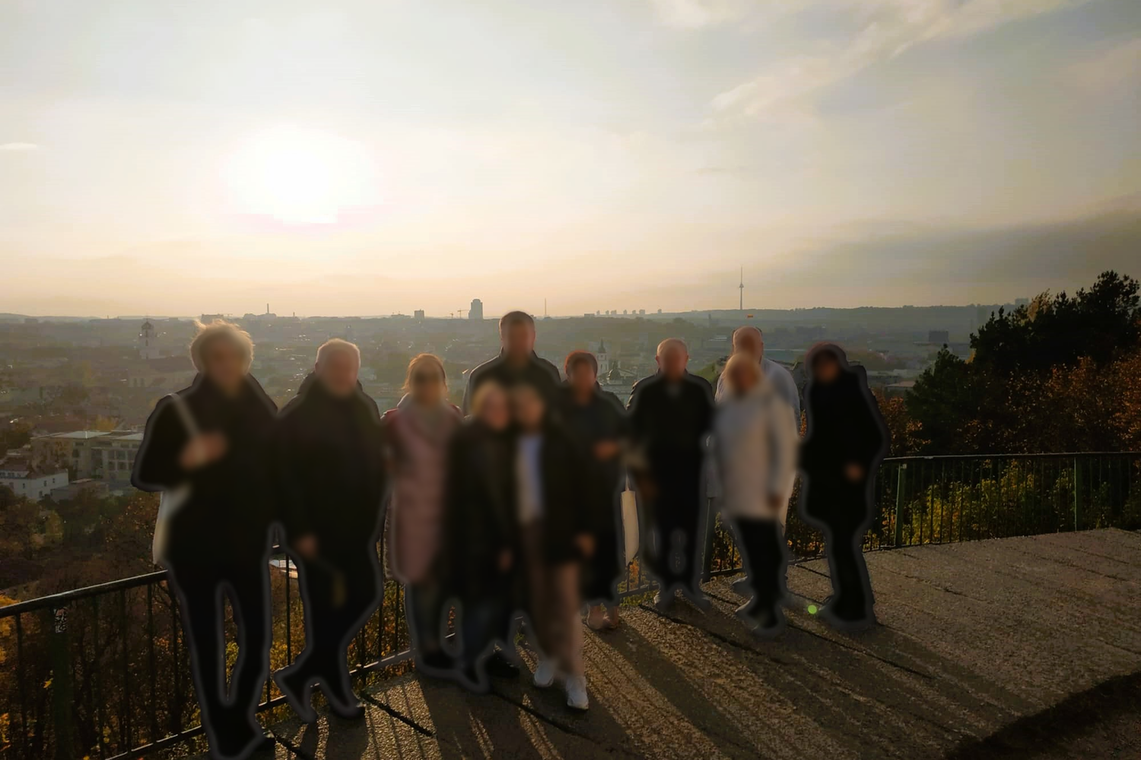 Ekskursijos dalyviai pozuoja nuotraukai priešais Trijų Kryžių paminklą.
