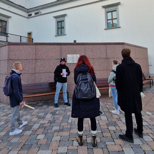 Gidas Vytas draugams ir kolegoms pasakoja apie tikrąjį Gedimino bokštą Valdovų rūmų kiemelyje.