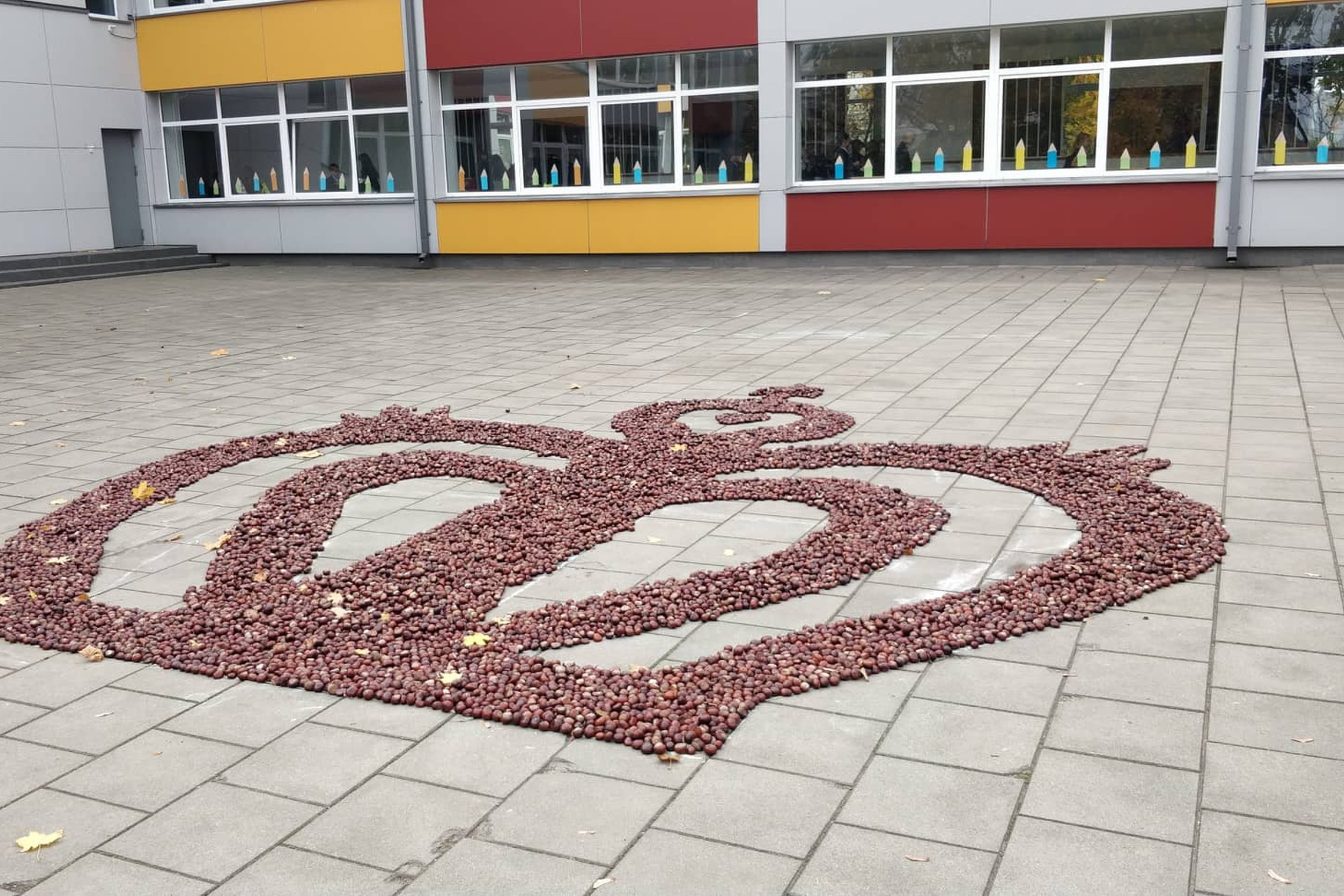 Lauke ant žemės, priešais mokyklos langus iš kaštonų suformuota didžiojo kunigaikščio karūna.