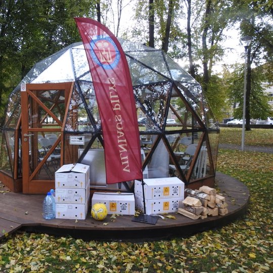 Vilniaus pilių kupolas iš lauko. Šalia sudėtos priemonės talkai.