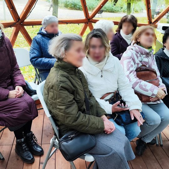 Šioje nuotraukoje galima pamatyti vyresnio amžiaus moteris, kurios sėdi  Vilniaus pilims priklausančiame kupole.