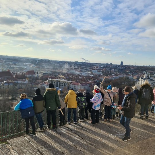 Prancūzų licėjaus mokiniai grožisi Vilniaus senamiesčio panorama nuo Trijų kryžių kalno apžvalgos aikštelės.