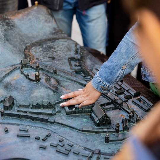 Vilniaus pilių metalinis maketas Katedros aikštėje.