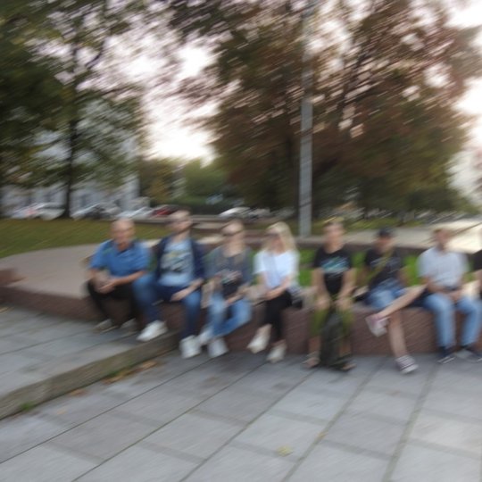 Tai grupinė šaulių „Šventaragio“ kuopos nuotrauka. Joje mes matome aštuonis jaunuolius, prisėdusius Katedros aikštėje, kad atsikvėptų nuo ilgo Vilniaus pilių žygio bei įamžintų akimirką.