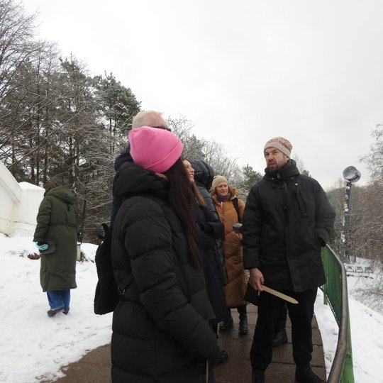 Eskursijos dalyviai ant snieguotos Trijų Kryžių kalvos
