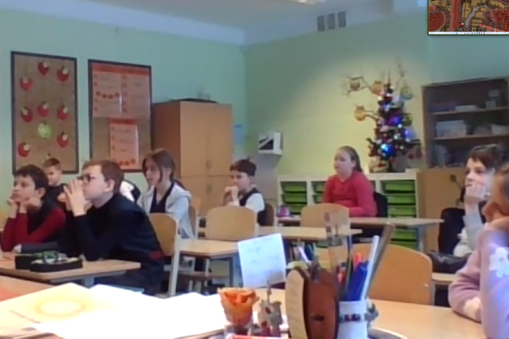 Mokiniai klasėje klausosi nuotolinės edukacijos. 