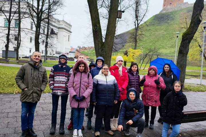 Vilniaus Vilties mokyklos auklėtiniai Pilių parke, tarp Valdovų rūmų ir Gedimino pilies kalno.