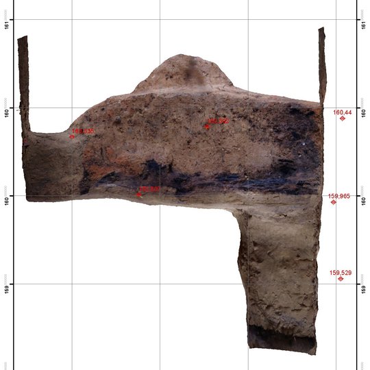 Iliustracijoje pavaizduota archeologų kastos duobės šonas, kuriame aiškiai matosi medinių konstrukcijų liekanos. Šios konstrukcijos siejamos su Vilniaus trečiąja pilimi - Kreivąja pilimi, kuri buvo sudeginta kryžiuočių 1390 metais.