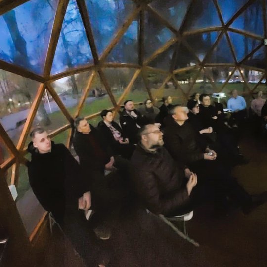 Vilniaus pilių kupole susirinkę žmonės klausosi paskaitos.