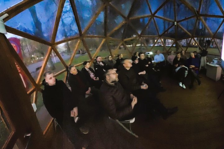 Vilniaus pilių kupole susirinkę žmonės klausosi paskaitos.