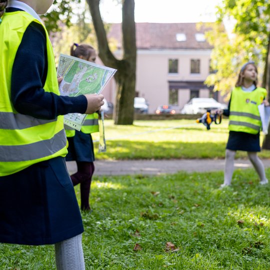 Vaikai lakstė Pilių parko pievoje, lyg specialistai - su liemenėmis, įrankiais, planais...