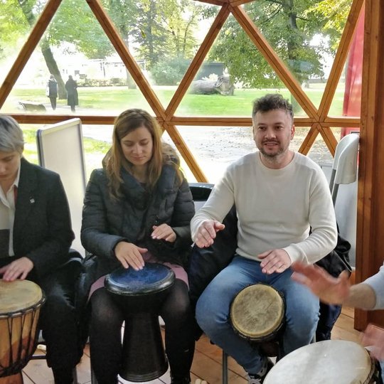 Žmonės muša būgnus Vilniaus pilių kupole.