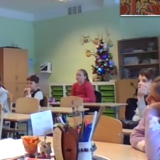 Mokiniai klasėje klausosi nuotolinės edukacijos. 