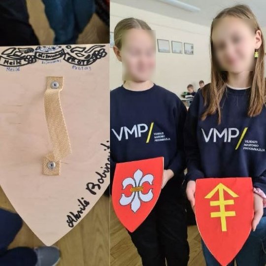 Nuotrauka padalinta į tris dalis. pirmoje dalyje mokinė laiko herbą, antroje dalyje matosi herbas su rankena, trečioje dalyje dvi mokinės su savo herbais.