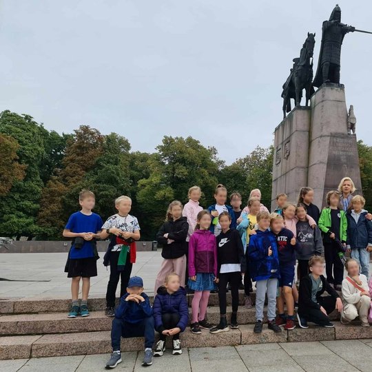 Visa ekskursijos grupė prie Gedimino paminklo Katedros aikštėje.