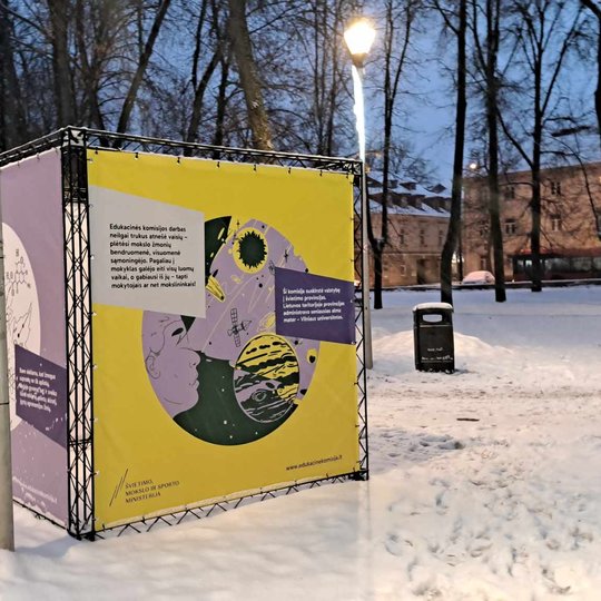 Informacinis Edukacinės komisijos jubiliejaus stendas Pilių parke, prie kupolo.