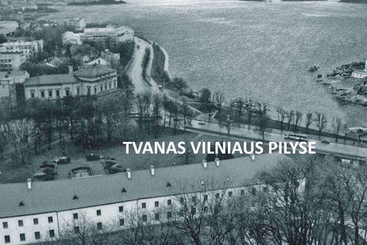 Pilkoje nuotraukoje su užrašu "tvanas Vilniaus pilyse" vaizduojama Vilniaus, kaip vandenyno pakrantės vaizdas.