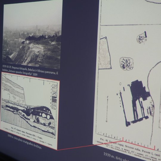 Nuotraukoje pavaizduota skaidrė iš archeologinės paskaitos. Skaidrėje pavaizduotos trys nuotraukos. Pirmoje pavaizduota 1939 metų Vilniaus panorama, antrame stratigrafinis brėžinys, o trečiame tas pats brėžinys, tik iš viršaus.