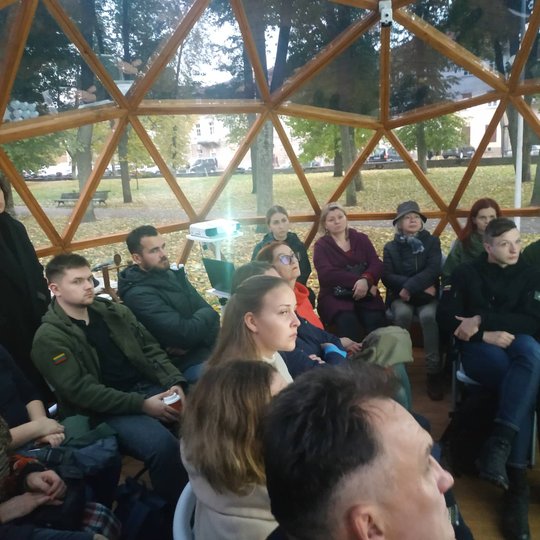 Paskaitos dalyviai Vilniaus pilių kupole klausosi profesoriaus.