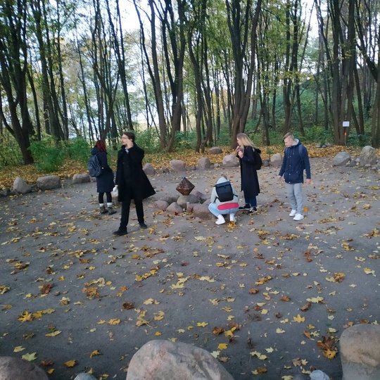 Draugai ir kolegos Kreivosios pilies kiemelyje.