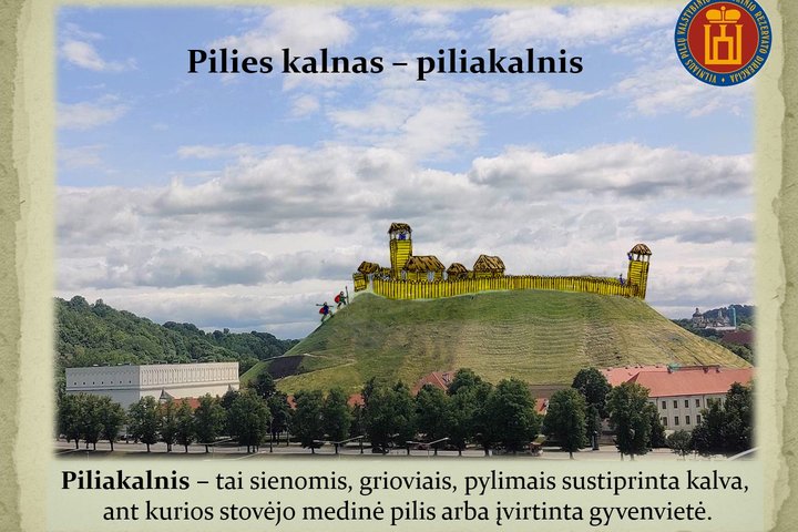 Gedimino pilies kalno nuotrauka, ant kurio nupiešti mediniai įtvirtinimai. Po nuotrauka užrašytas piliakalnio apibūdinimas.
