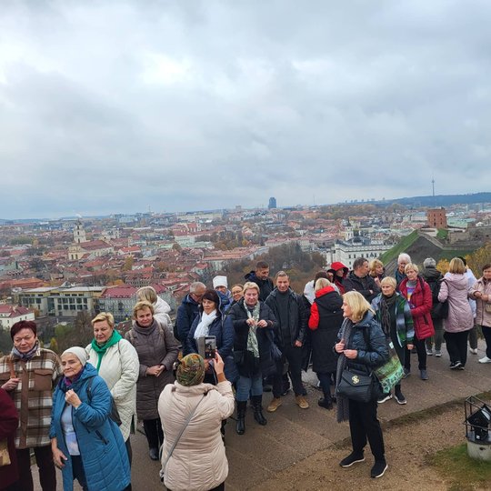 Studentai ant Trijų Kryžių kalvos.