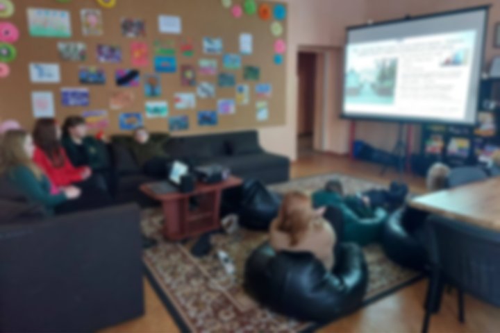 Nuotolinės edukacijos dalyviai klausosi paskaitos patogiai kambaryje.