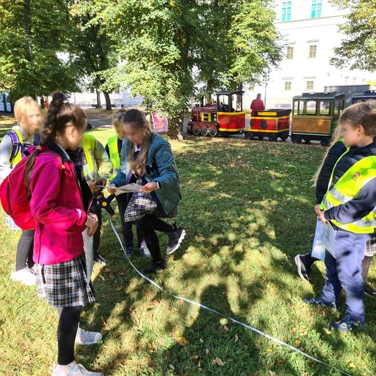Mokomasi atpažinti planų mastelius - matuojant rulete atitinkamą atstumą parke, kuris atitiktų plano vaizdą.