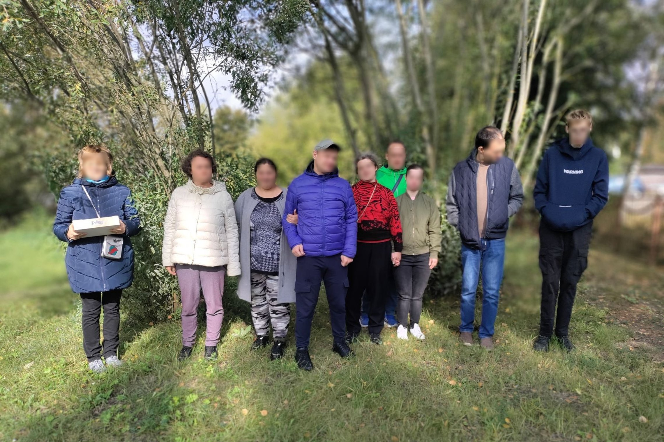 Devyni dienos centro "Mes esame" nariai pozuoja Kalnų parke bendrai nuotraukai.