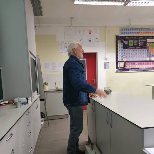 Edukatorius Stasys iš šono, pasakoja vaikams apie Vilniaus pilių rezervate gyvenančius paukščius.