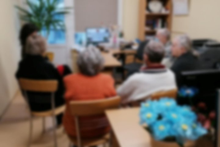 Utenos socialinės globos namų gyventojau klausosi paskaitos nuotoliniu būdu.