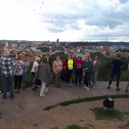 Ekskursantai ant Trijų kryžių kalno apžvalgos aikštelės.